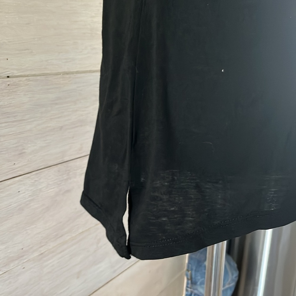 Love Tribe Black Cold Shoulder Top with Red Lips Graphic M - Picture 3 of 5